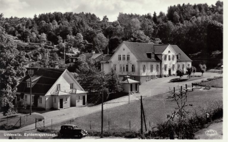 Uddevalla epidemisjukhus. Äldre bil i förgrunden.