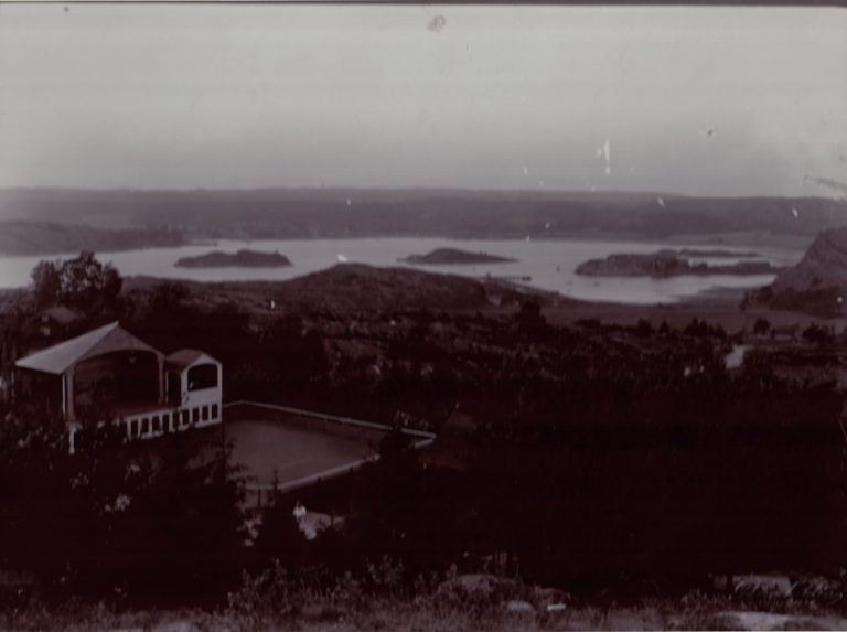 Folkets park i förgrunden. Byfjorden i bakgrunden.