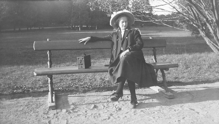 Okänd kvinna på parkbänk. Fotot taget ca 1910.