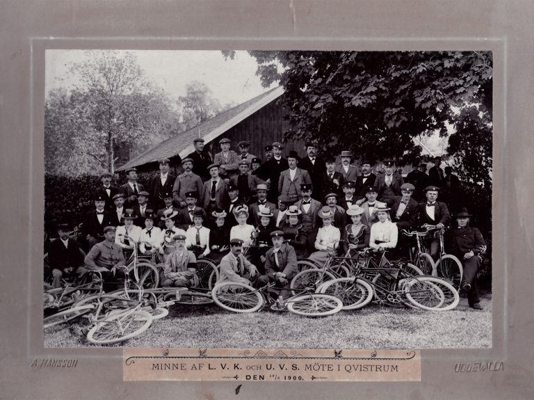 50 tal manliga och kvinnliga cyklister. 10 tal cyklar i förgrunden.