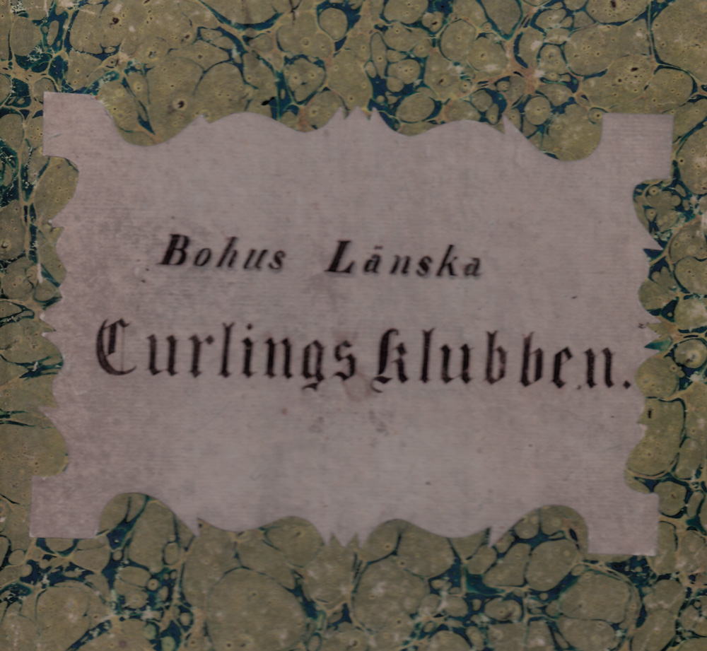 Utsida första protokollsboken för Bohuslänska Curlingklubben. Text på utsidan "Bohus Länska Curlingsklubben"