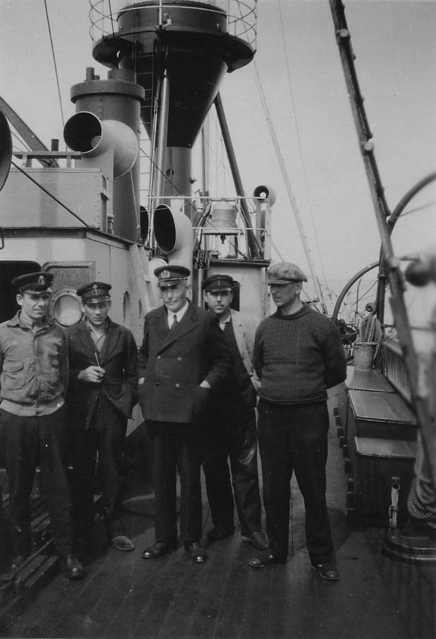 Fem herrar klädda i sjömanskläder på däck på en båt. En av herrarna är J.A Rehnberg.